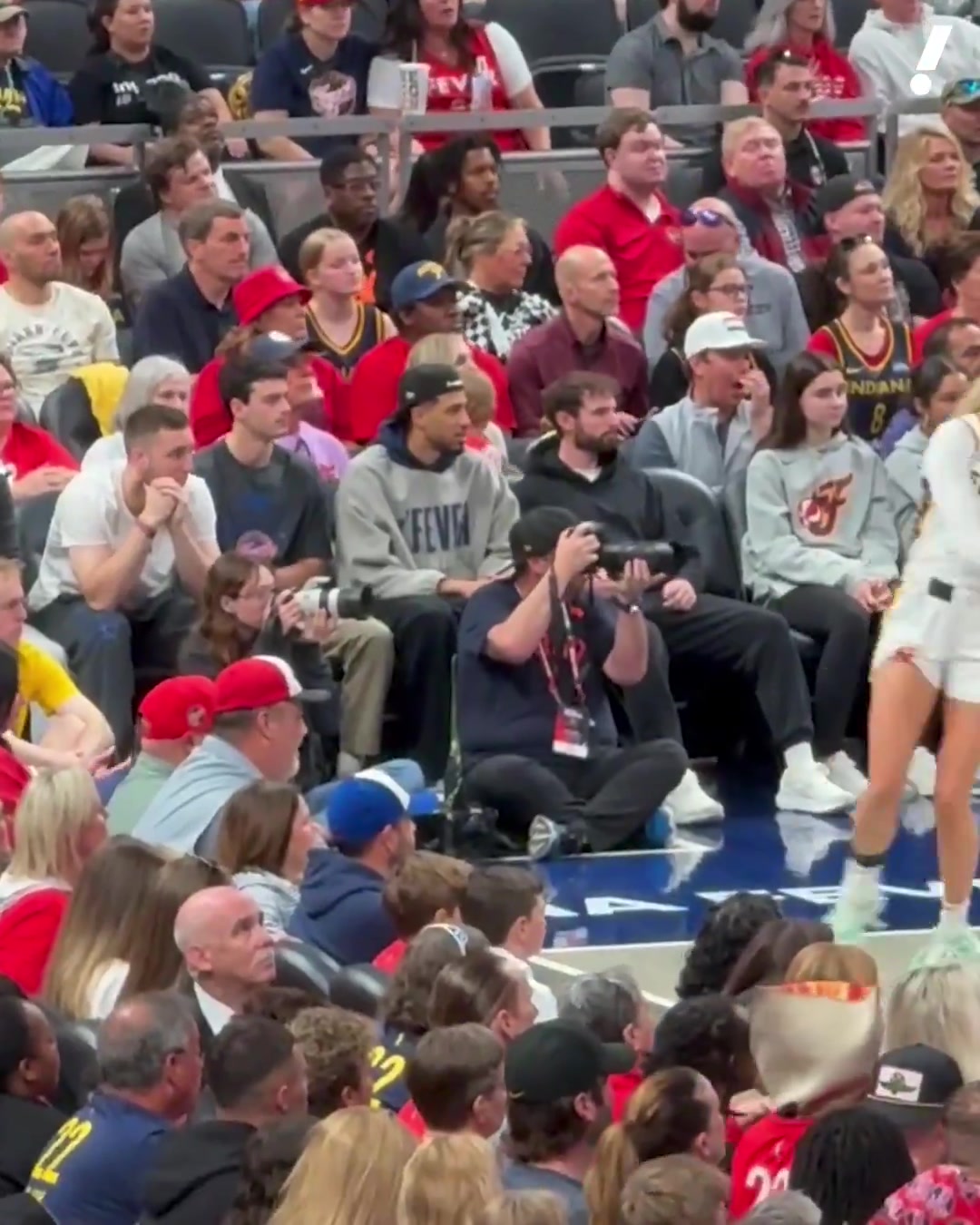 东决2-0领先?！哈利伯顿观战WNBA版印第安纳VS纽约引全场欢呼