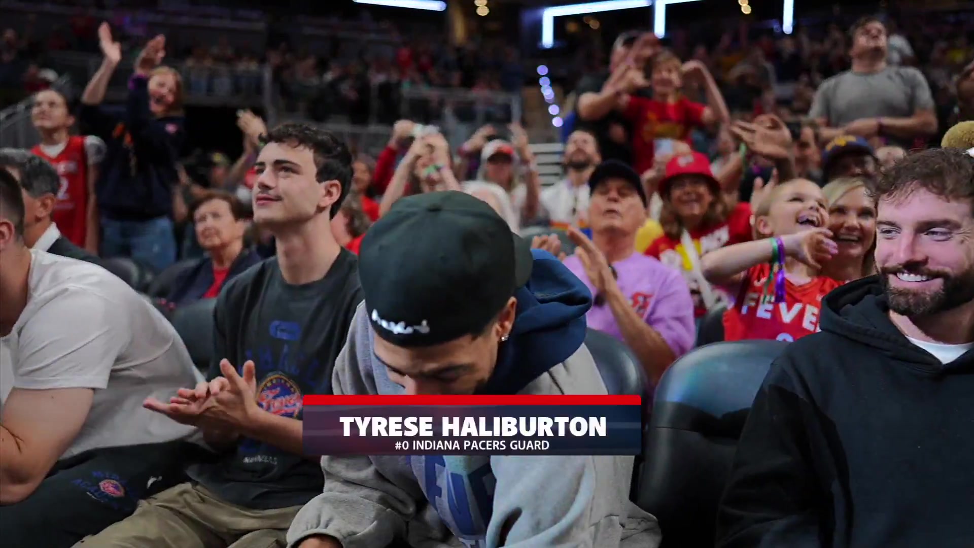 东决2-0领先?！哈利伯顿观战WNBA版印第安纳VS纽约引全场欢呼