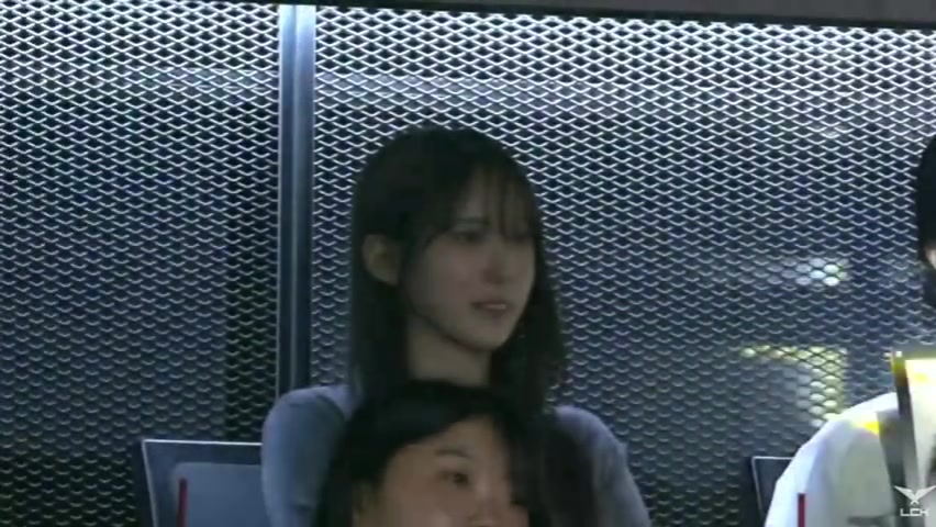 宇宙少女成员Luda到现场观看KT vs DK的比赛
